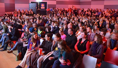 Im Saal des ZENTRUM am Abend von kontrast