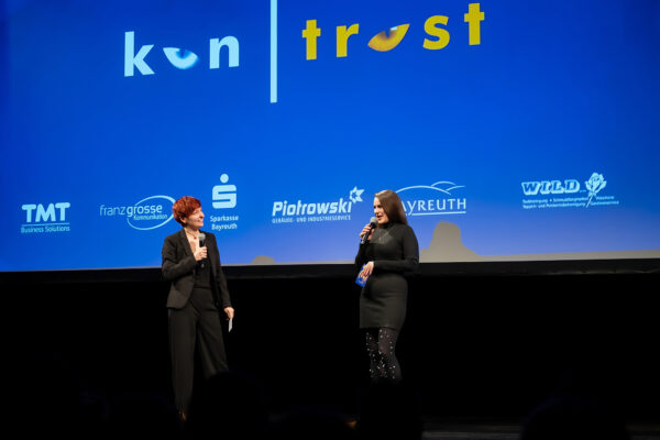 Die Moderatorinnen des kontrast Filmfest Meike Kratzer und Lilli Seifert